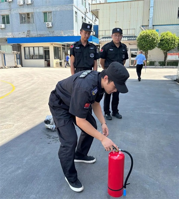 住戶家廚房滾滾濃煙，巡邏保安徒手爬樓破窗滅火