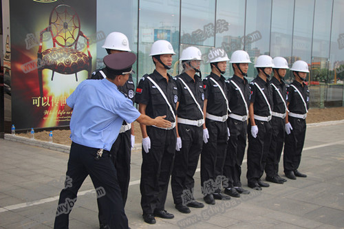 驚魂！男子當(dāng)街搶小孩被東莞長安保安服務(wù)的小區(qū)保安制服