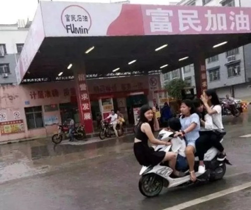 廣西5個(gè)少女共騎一輛摩托車(chē)行駛，東莞保安公司威遠(yuǎn)保安也驚呆