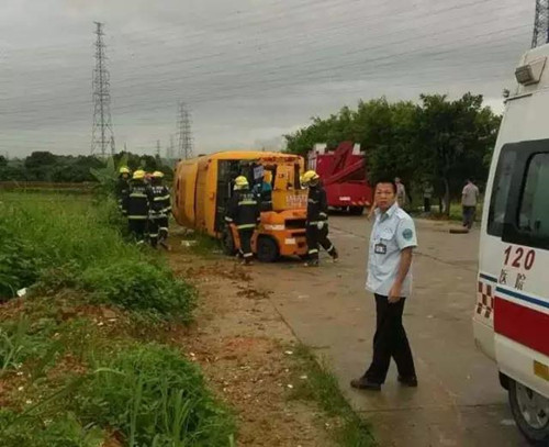 東莞鳳崗保安公司消息，校車(chē)側(cè)翻 一名小學(xué)女生無(wú)辜?xì)屆? /></a></dt>
                                <dd>
                                    <h4>
                                        <a href=
