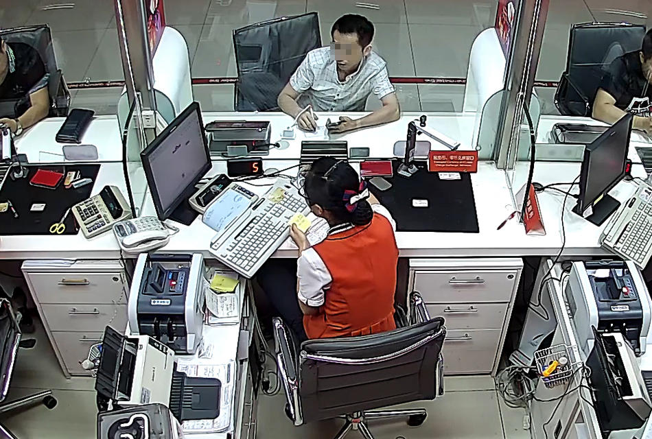 珠海男子銀行遞紙條求救，銀行保安幫忙抓獲傳銷分子