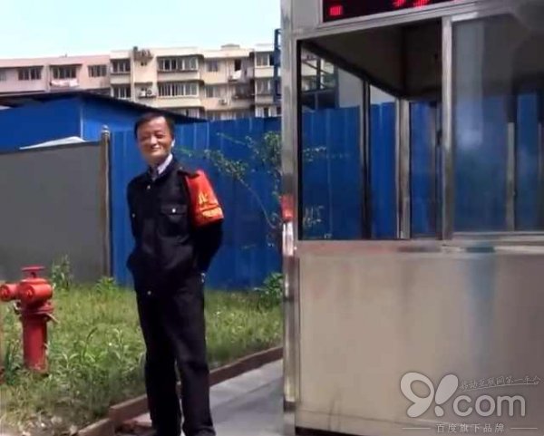 馬云當(dāng)執(zhí)勤保安了？又一個(gè)“馬云”誕生，看呆了路人！