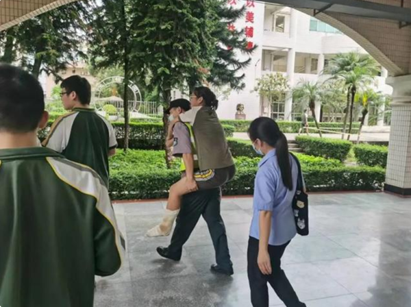 暖心高考：女生左腳骨折，保安背送考場(chǎng)
