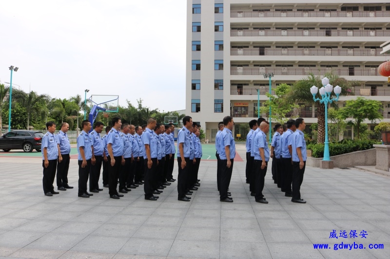 社區(qū)發(fā)生火災(zāi)多人被困 保安隊(duì)長(zhǎng)和兩名居民奮不顧身滅火救人 火舌肆虐，他們挺身而出