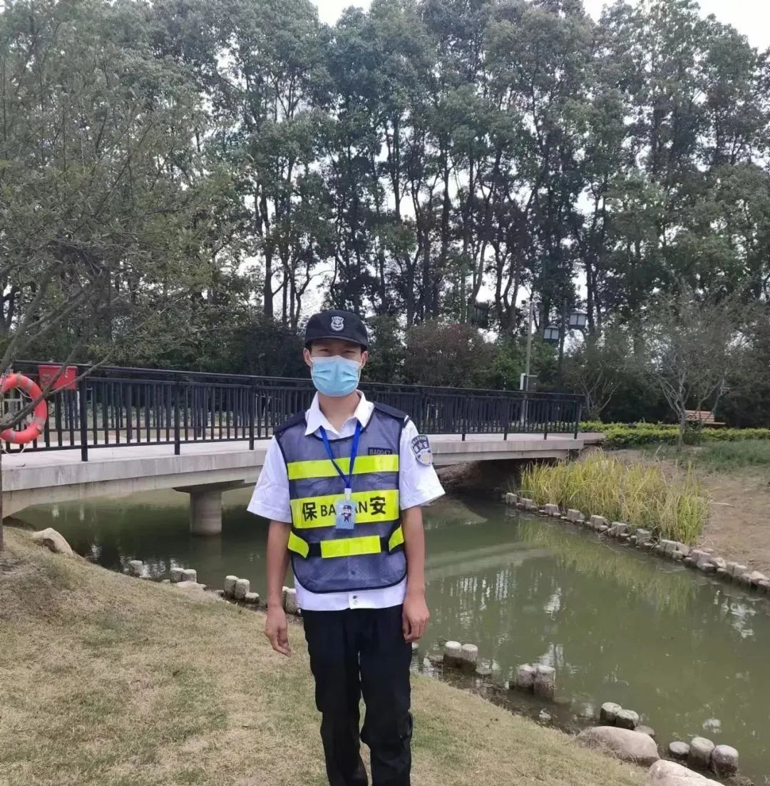 14歲女孩不慎落水，這名保安循聲趕來(lái)跳下水