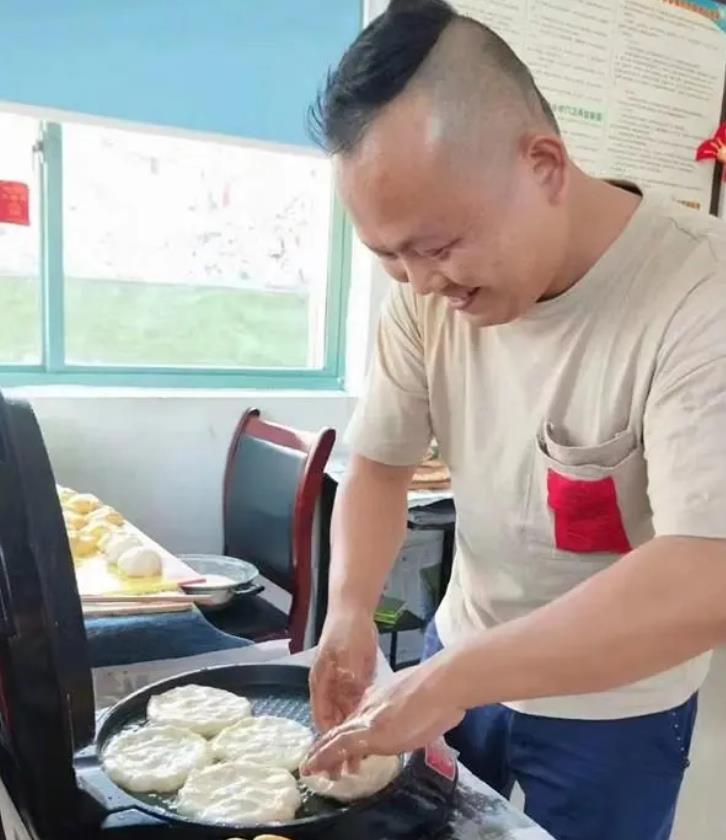 “有他在，就有安全感！”保安叔叔溫暖接送受傷學(xué)生上下課