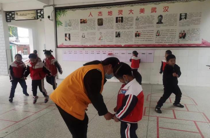 小學(xué)德育有新招，保潔保安成“導(dǎo)師”
