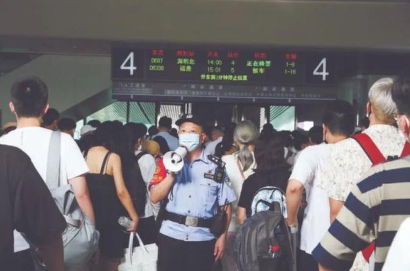 這名保安被破格錄用為人民警察！而且成長為“公安英?！? title=
