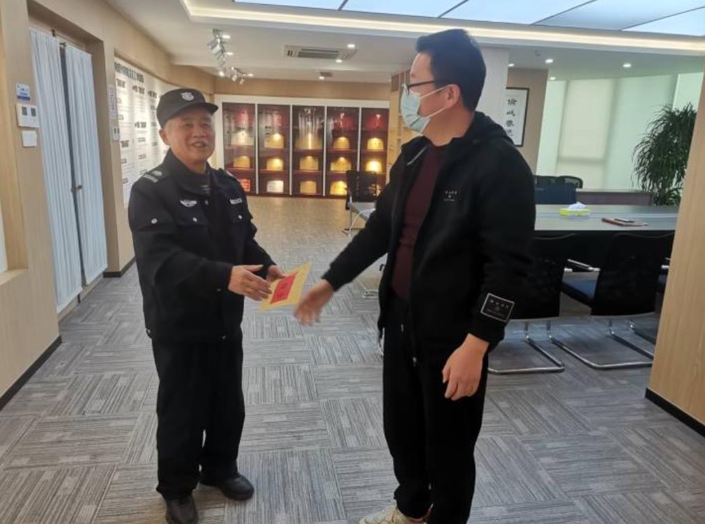 挺身而出，小區(qū)保安化身救火勇士