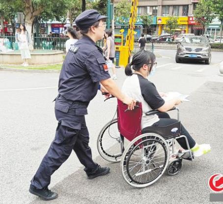 高考前女生腿受傷，女保安把輪椅推進(jìn)考場(chǎng)