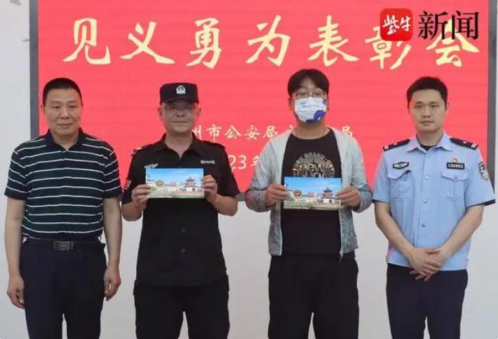 小區(qū)門口店鋪起火，保安隊(duì)長(zhǎng)和隔壁老板攜手救火