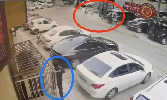 聊城街頭上演驚險(xiǎn)一幕！銀行保安緊追不舍，勇斗劫匪……