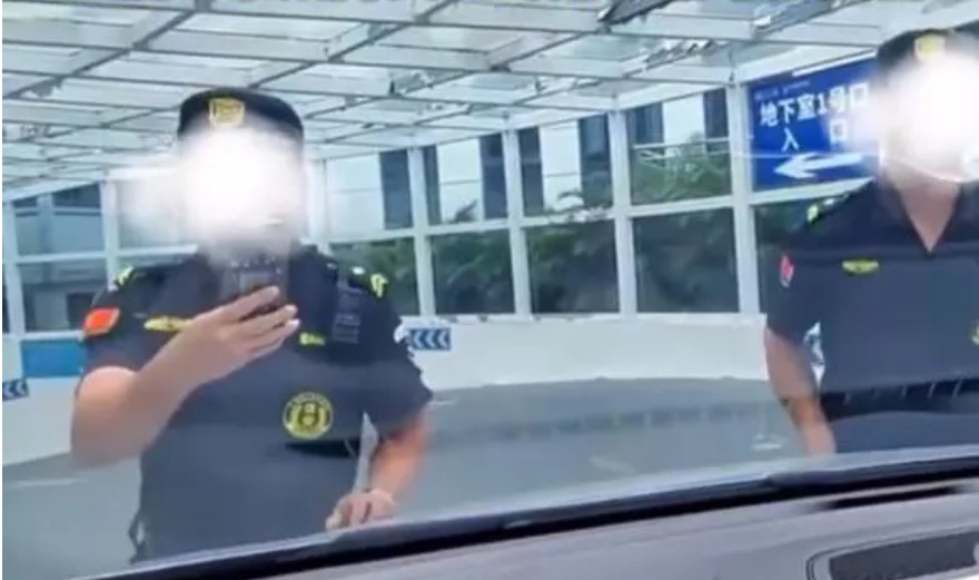 被告知車位已滿后女子頂著保安入庫(kù)，發(fā)現(xiàn)仍有不少空位，醫(yī)院回應(yīng)