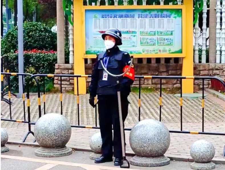 保安大姐上班護(hù)學(xué)站崗，下班穿著旗袍去“追夢(mèng)”